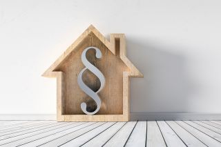 Foto: Häuschen mit Paragraf-Zeichen darin